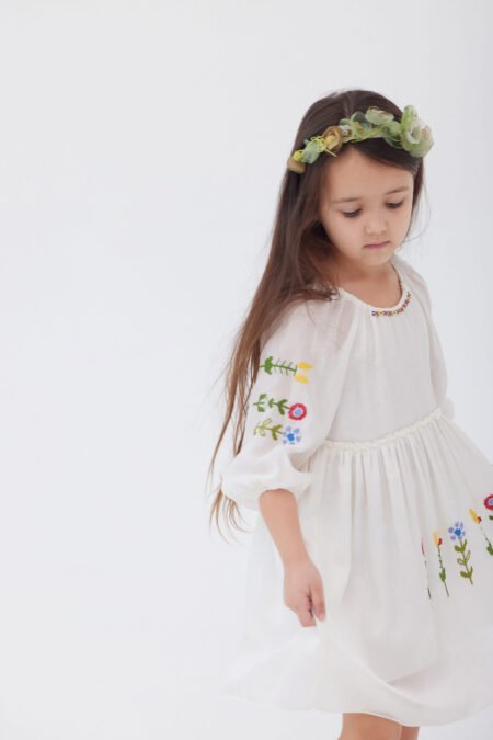 rochie ie din batist cu broderie pentru copii