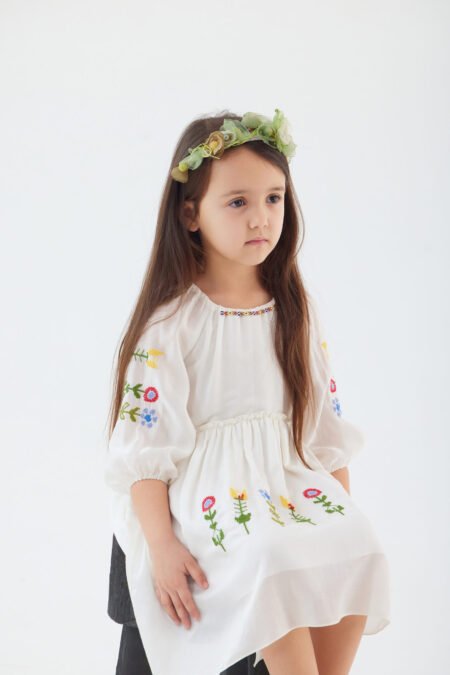 rochie ie din batist cu broderie pentru copii