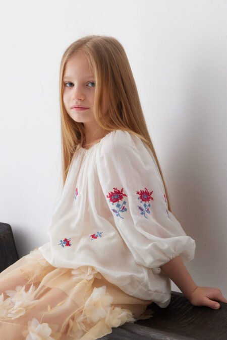 ie de fete cu broderie